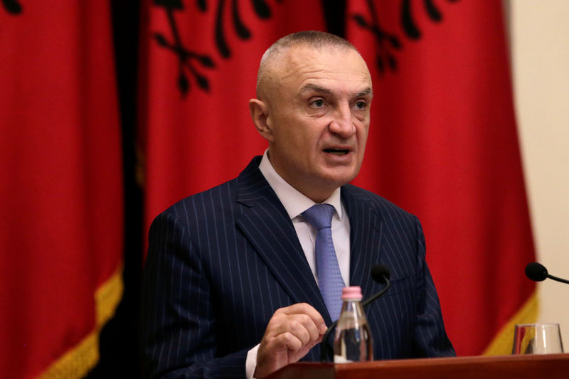 © Reuters. الرئيس الألباني يلغي الانتخابات والحكومة تطالب بالإطاحة به