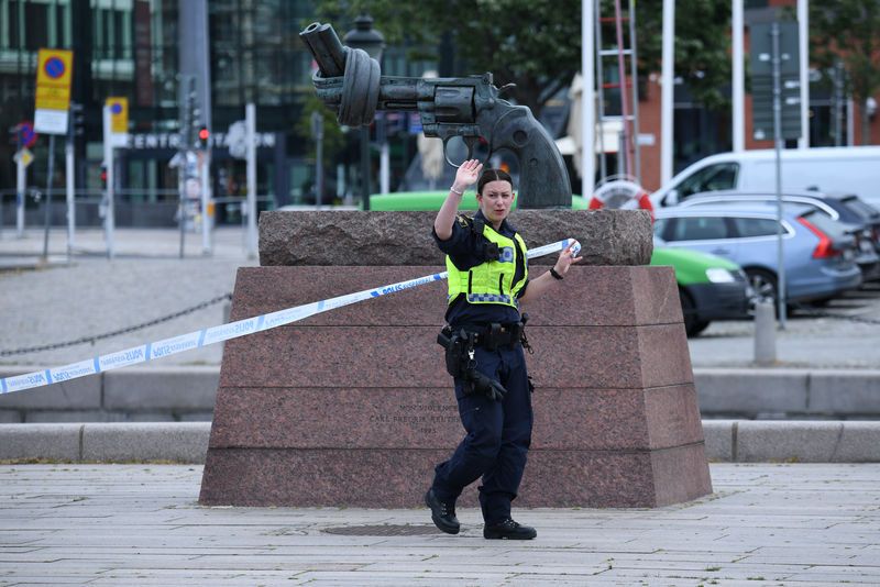 © Reuters. الشرطة السويدية تطلق النار على رجل في محطة قطارات بوسط مالمو