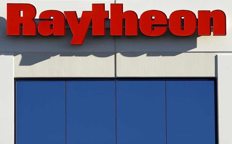 © Reuters. Логотип Raytheon в Сан-Диего