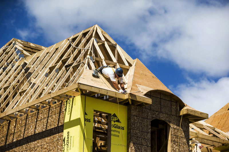 © Reuters. A construction worker works on a new house being built in a suburb located north of Toronto