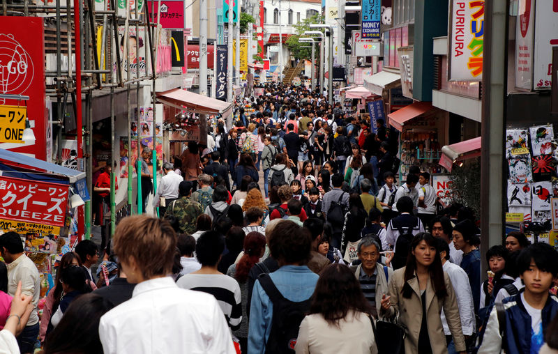 © Reuters. Rua lotada em distrido de comércio em Tóquio