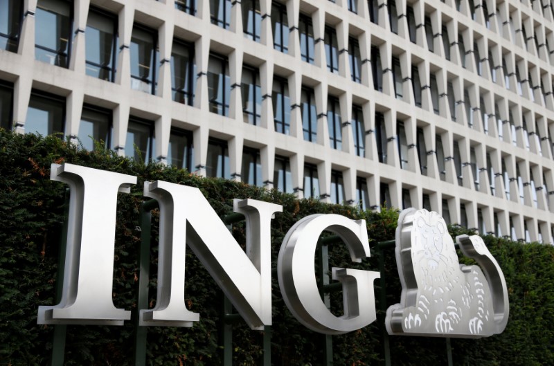 © Reuters. FILE PHOTO: The logo of ING bank is pictured at the entrance of the group's main office in Brussels