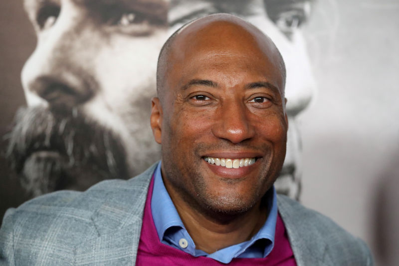 © Reuters. FILE PHOTO: Entertainment Studios CEO Byron Allen arrives for the gala presentation of "Hostiles" at the AFI Film Festival in Los Angeles