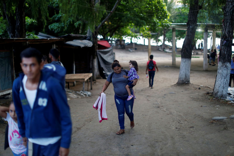 © Reuters. Central american migrants walk after crossing the Suchiate river on raft from Tecun Uman, in Guatemala, to Ciudad Hidalgo, as seen from Ciudad Hidalgo