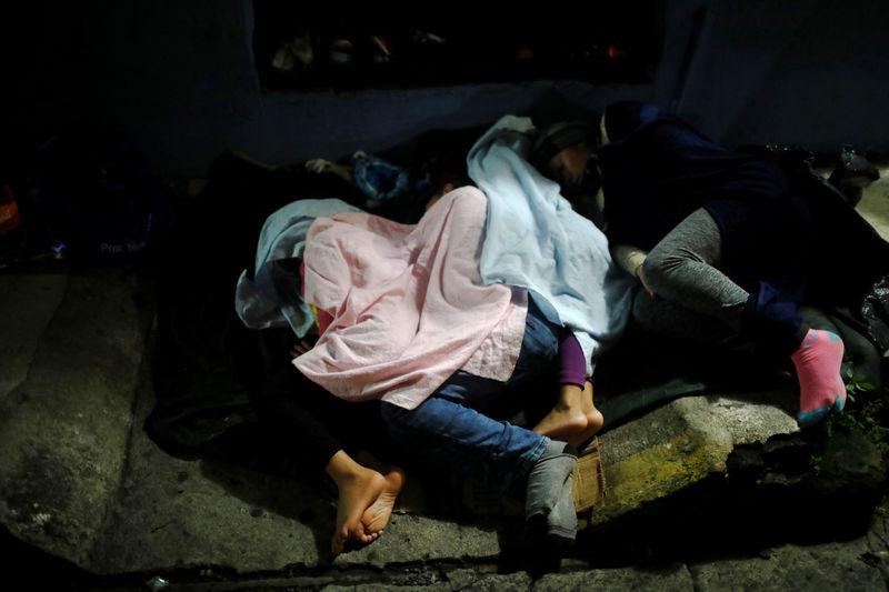 © Reuters. Central American migrants sleep outside the Mexican Commission for Refugee Aid (COMAR) in Tapachula