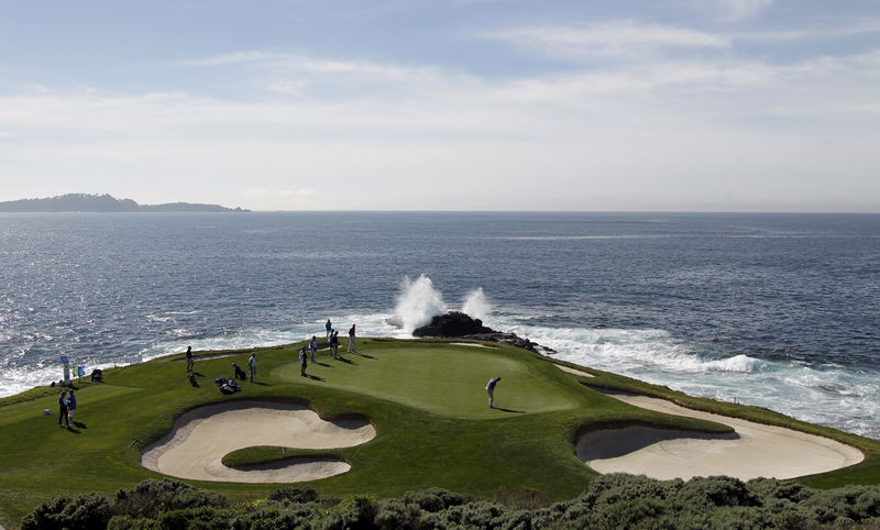 © Reuters. FILE PHOTO - View of the seventh green during the first round of the Pebble Beach Pro-Am golf tournament