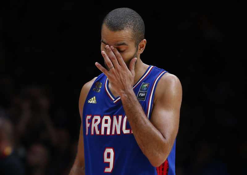 © Reuters. FILE PHOTO: France's Parker reacts during their EuroBasket 2015 semi-final game against Spain in Villeneuve d'Ascq