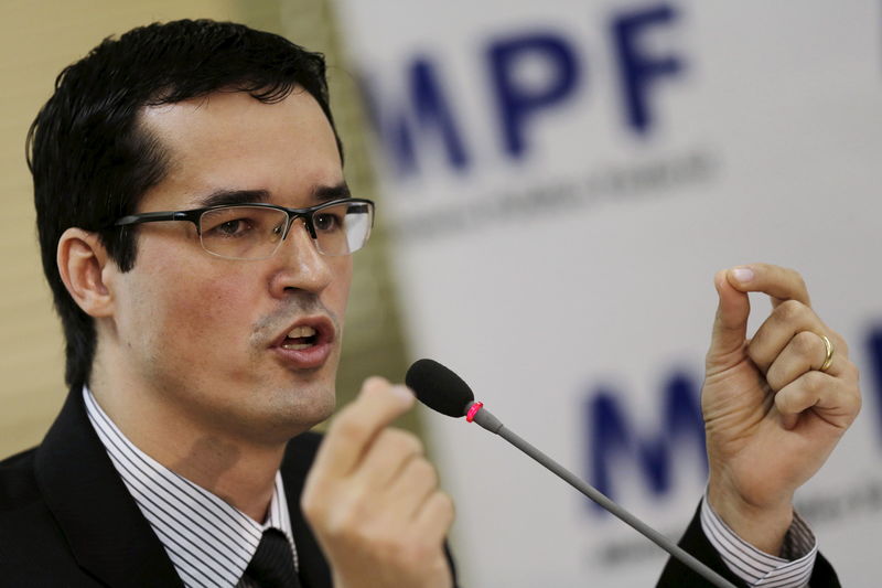 © Reuters. Brazil's prosecutor Deltan Dallagnol speaks during the announcement of the proposals by the Federal Public Ministry to combat corruption in Brazil, in Brasilia