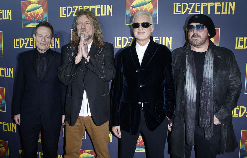 © Reuters. FILE PHOTO - Members of British rock band Led Zeppelin bass player Jones, lead singer Plant, guitarist Page and drummer Bonham arrive for the premiere of their film "Celebration Day", in New York