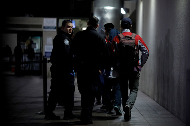 © Reuters. FILE PHOTO: Unaccompanied minors, part of a caravan of thousands from Central America trying to reach the United States, are escorted by U.S. CBP officers as they have been processed for asylum at the Otay Mesa port of entry in San Diego