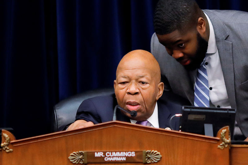 © Reuters. FILE PHOTO: House Oversight and Reform Committee Chairman Cummings chairs a committee meeting on White House security clearances on Capitrol Hill in Washington