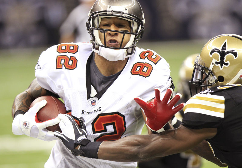 © Reuters. FILE PHOTO: Tampa Bay Buccaneers' Winslow gets taken by New Orleans Saints' Jenkins during their NFL football game in New Orleans