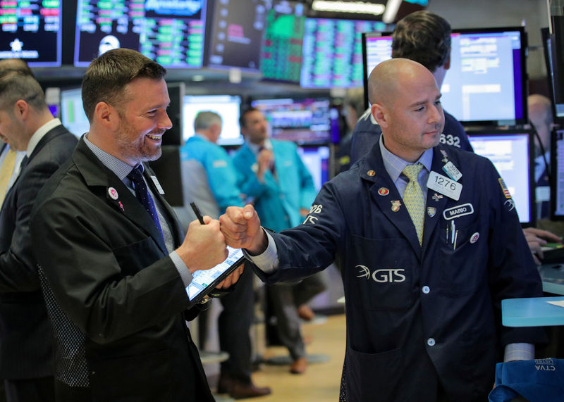 © Reuters. Трейдеры на фондовой бирже Нью-Йорка