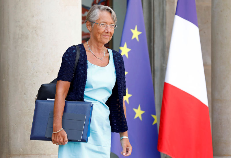 © Reuters. FILE PHOTO: French Transport Minister Elisabeth Borne leaves after the first cabinet meeting after the summer break, at the Elysee Palace in Paris