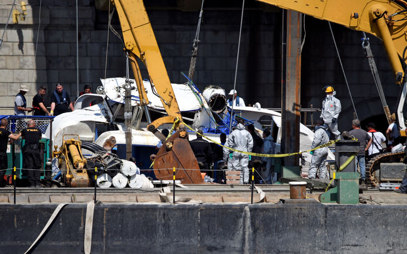 © Reuters. العثور على أربع جثث مع انتشال حطام سفينة غرقت في المجر