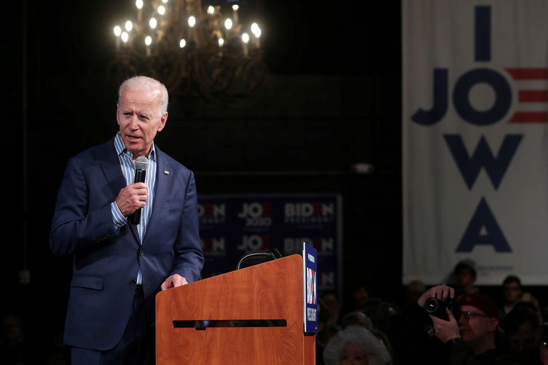 © Reuters. FILE PHOTO: U.S. Democratic presidential candidate Biden holds a campaign stop in Des Moines, Iowa