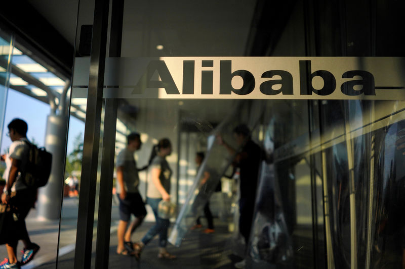 © Reuters. FOTO DE ARCHIVO: Un letrero del Grupo Alibaba en la sede de la empresa en Hangzhou