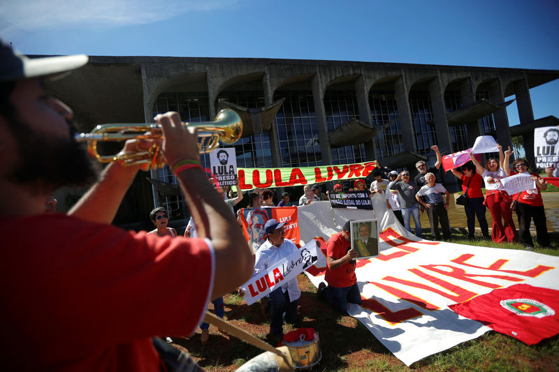 © Reuters. Manifestantes protestam a favor da liberdade do ex-presidente Lula em frente ao Ministério da Justiça, em Brasília