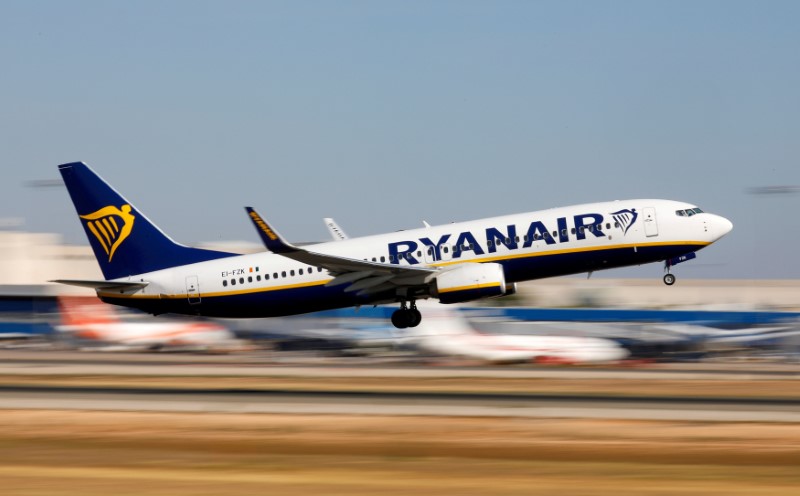 © Reuters. FOTOS DE ARCHIVO: Un avión Boeing 737-800 de Ryanair en el aeropuerto de Palma de Mallorca, en Palma de Mallorca, España, el 28 de julio de 2018