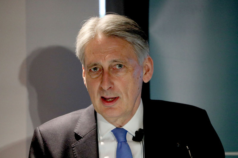 © Reuters. FOTOS DE ARCHIVO: El ministro de Hacienda, Philip Hammond, en las oficinas de la Fundación Resolution en Londres, Reino Unido, el 30 de mayo de 2019