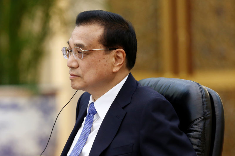 © Reuters. Chinese Premier Li Keqiang attends a meeting at the Great Hall of the People in Beijing