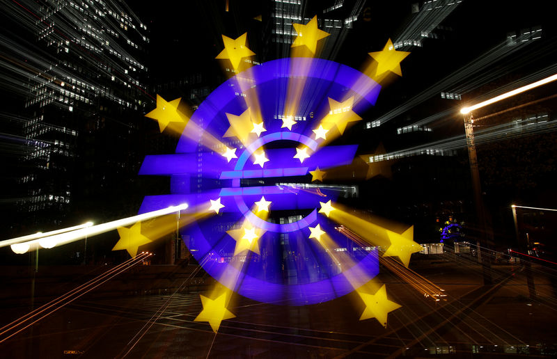 © Reuters. The euro sign is photographed in front of the former head quarter of the European Central Bank in Frankfurt