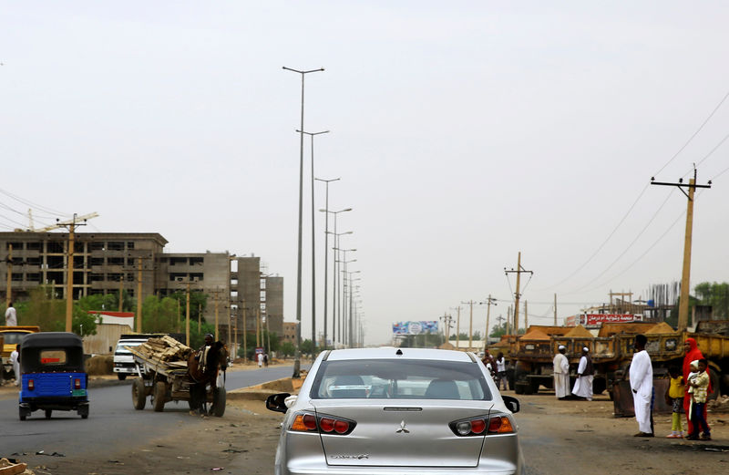 © Reuters. استمرار إغلاق المتاجر والأعمال في حملة العصيان المدني في السودان