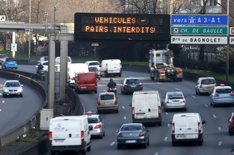 © Reuters. Tráfico junto a una señal electrónica en la circunvalación de París, Francia, el 23 de marzo de 2015