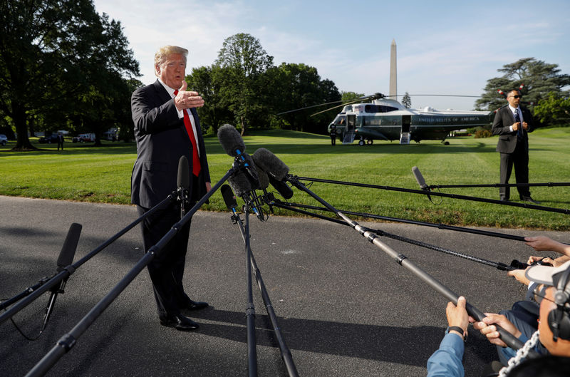 © Reuters. Trump speaks to reporters at the White House in Washington