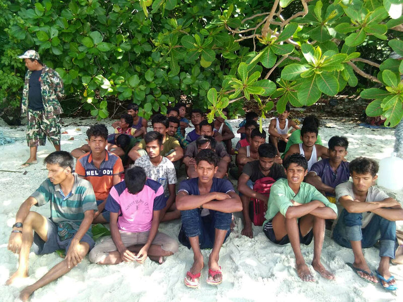 © Reuters. العثور على ما يزيد على 60 من الروهينجا المسلمين عالقين في جزيرة تايلاندية
