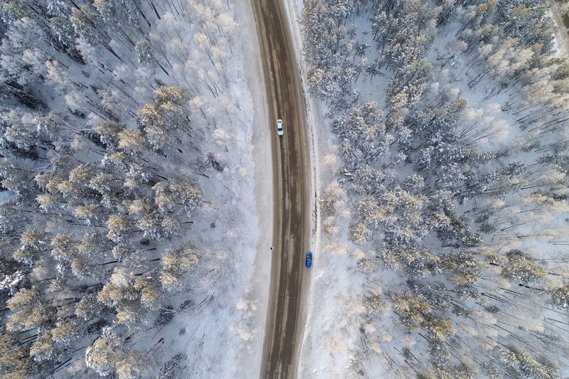 © Reuters. FILE PHOTO: An aerial view shows a road on the banks of the Yenisei River, outside city of Krasnoyarsk