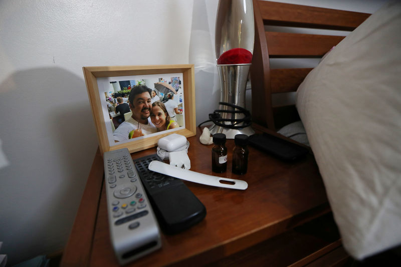 © Reuters. Un retrato de Roberto Marrero y su mujer Romy Moreno es visto junto a la cama en la residencia de Marrero, ex jefe de personal del líder opositor Juan Guaidó, luego de que fuera detenido en Caracas