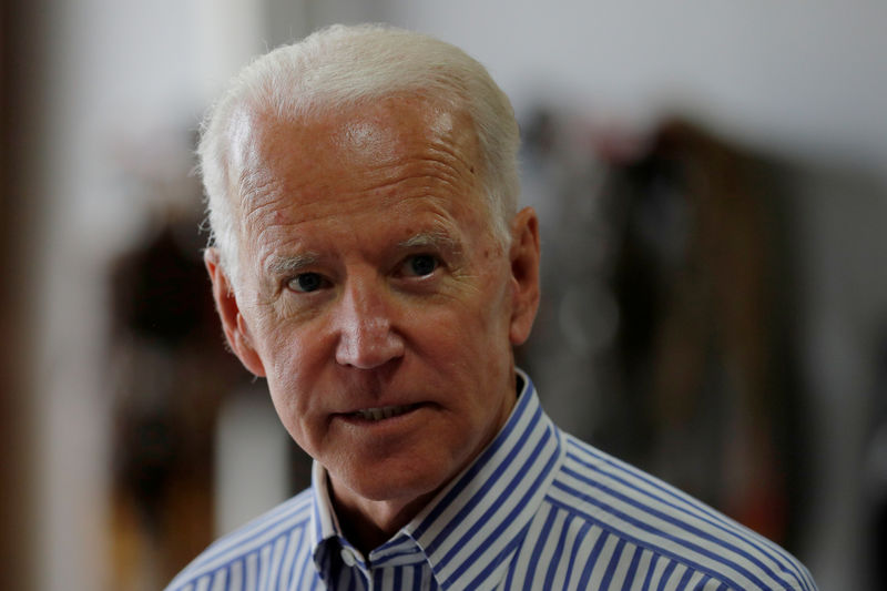 © Reuters. FILE PHOTO: Democratic 2020 U.S. presidential candidate Biden tours the Plymouth Area Renewable Energy Initiative in Plymouth