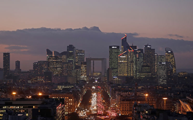 © Reuters. FILE PHOTO: The financial district of La Defense is seen at dusk near Paris