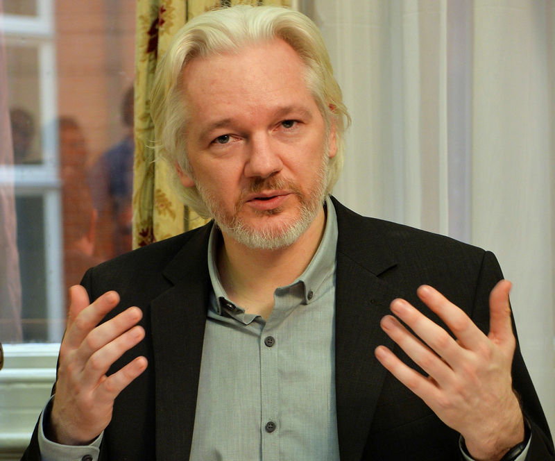 © Reuters. FILE PHOTO: WikiLeaks founder Julian Assange gestures during a news conference at the Ecuadorian embassy in central London