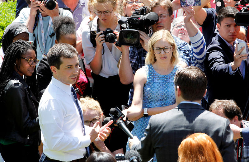 © Reuters. U.S. Democratic presidential candidate Mayor Pete Buttigieg talks with the media after delivering remarks