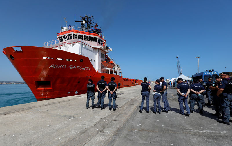 © Reuters. FILE PHOTO - The offshore supply ship Asso Venticinque carrying migrants docks at the port of Pozzallo on the island of Sicily