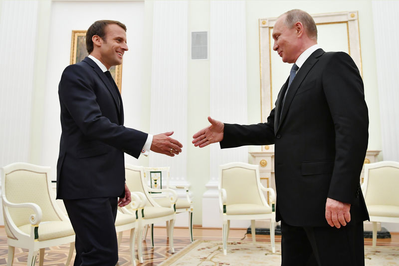 © Reuters. MACRON SOUHAITE "RÉENCLENCHER UNE DYNAMIQUE" AVEC POUTINE AVANT LE G7