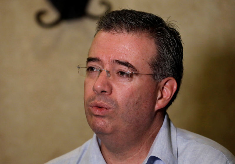 © Reuters. Mexico's central Bank Governor Alejandro Diaz de Leon Carrillo speaks during an interview with Reuters on the sidelines of the Mexican Banking Association's annual convention in Acapulco