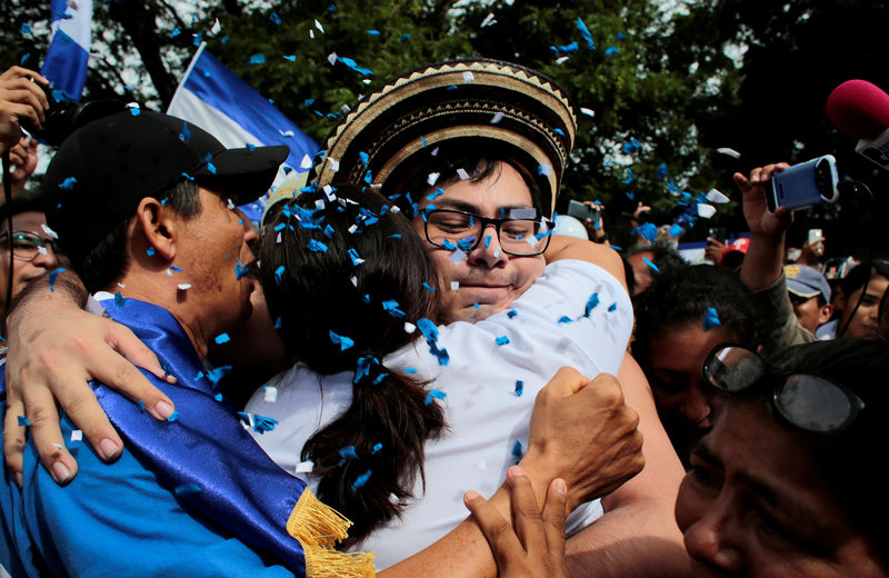 © Reuters. Oppostion leader Yubrank Suazo, who according to local media was arrested for participating in a protest against Nicaraguan President Daniel Ortega's government, is greeted by neighbors after being released from La Modelo Prison, in Masaya