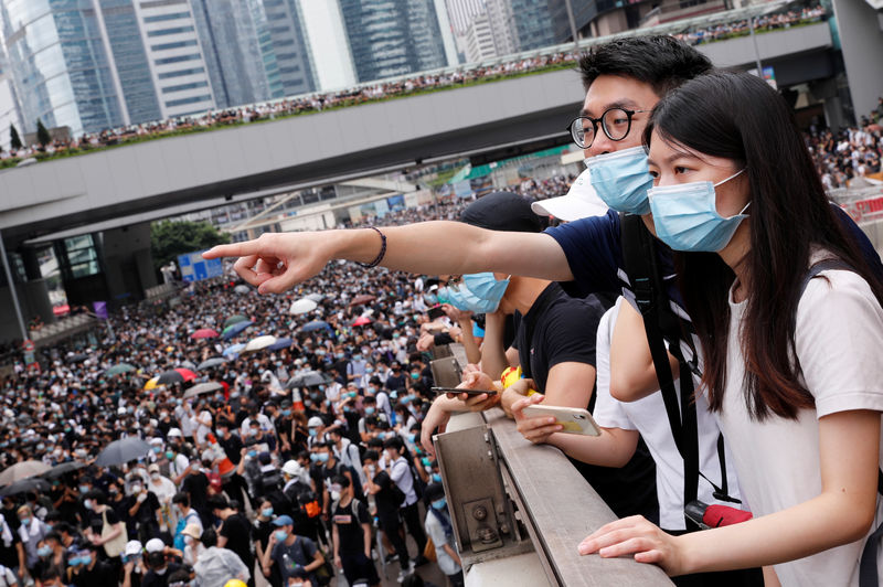 © Reuters. مشاهد فوضى تعم هونج كونج ومحتجون يقتحمون طريقا رئيسيا بجوار مكاتب الحكومة