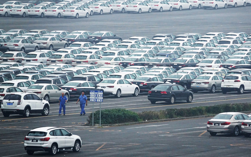 © Reuters. FILE PHOTO: Newly manufactured cars are seen at the automobile terminal in the port of Dalian, Liaoning