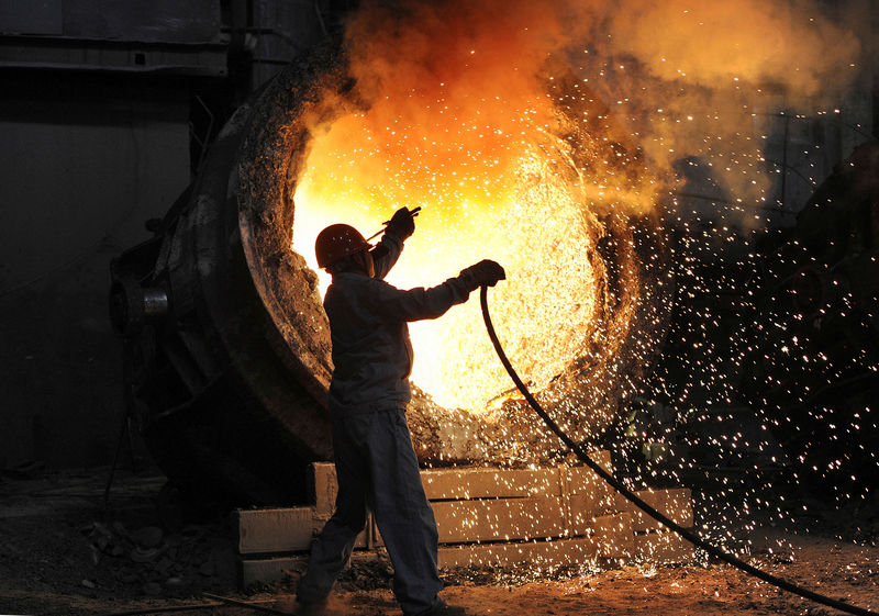 © Reuters. FILE PHOTO: An employee works at the Maanshan steel and iron factory in Hefei