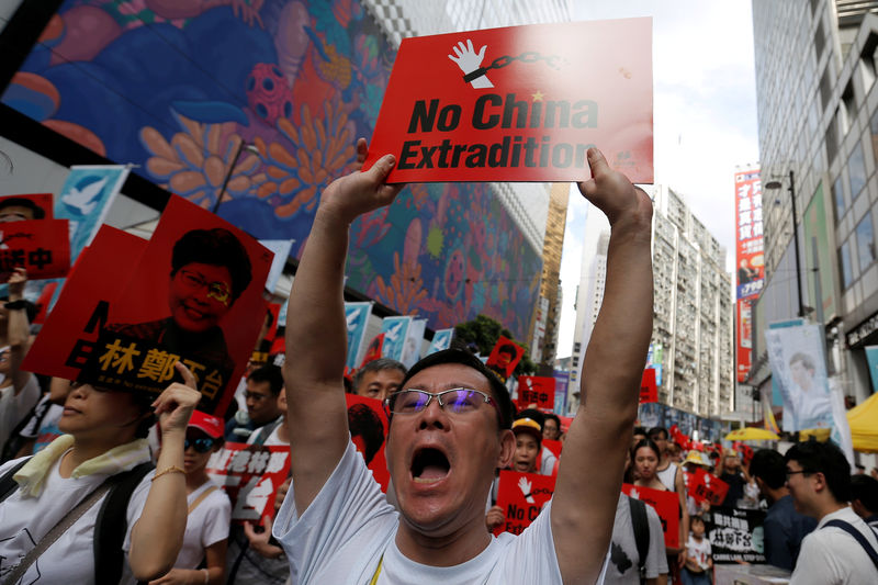 © Reuters. Foto de archivo. Un manifestante sostiene un cartel durante una protesta para pedir a las autoridades desechar un proyecto de ley de propuesto de extradición en Hong Kong.