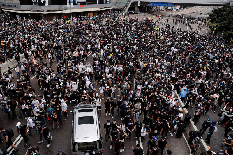 © Reuters. Manifestantes protestan contra un proyecto de ley de extradición en Hong Kong