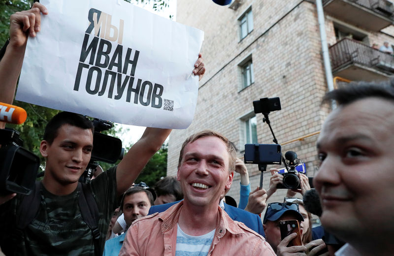 © Reuters. El periodista ruso Ivan Golunov se reúne con los medios de comunicación fuera de la oficina de investigaciones criminales en Moscú