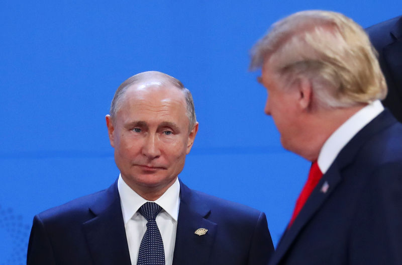 © Reuters. FOTO DE ARCHIVO: El presidente de Rusia, Vladimir Putin (izq) y el presidente de EEUU, Donald Trump, en Buenos Aires