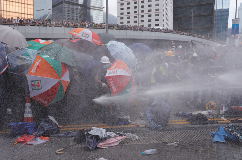 © Reuters. شرطة هونج كونج تطلق رذاذ الفلفل على المحتجين وسط مناوشات