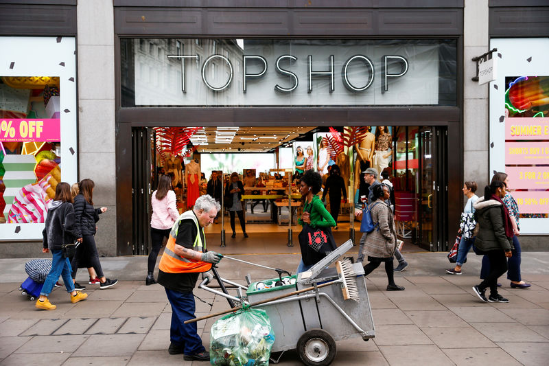 © Reuters. People walk past a Topshop and Topman store, owned by Arcadia Group, in central London