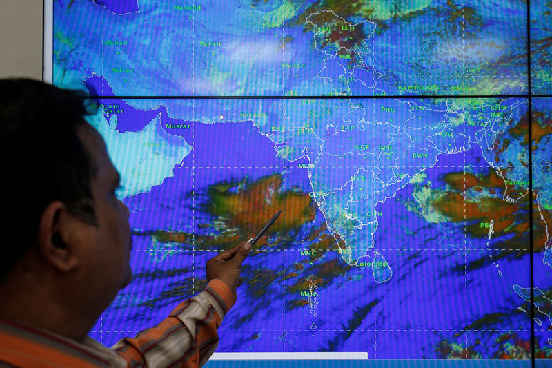 © Reuters. Un científico del Departamento Meteorológico de la India monitorea el ciclón Vayu dentro de su oficina en Ahmedabad